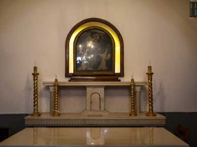 Il minuscolo altare in marmo bianco � invece sormontato da un dipinto che ritrae la Madonna del Rosario